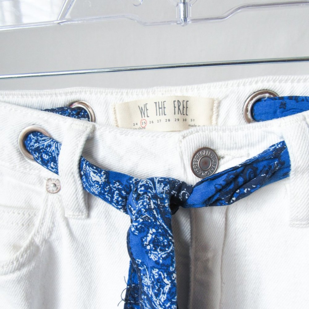 ✨WE THE FREE✨ Free People White Denim Pants with Bandana Print Belt Size-25, XS. - Picture 9 of 10